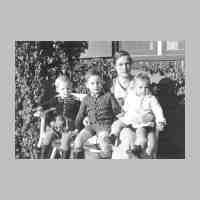 011-0217 Marie-Erika von Frantzius im Oktober 1939 mit ihren drei Soehnen.jpg